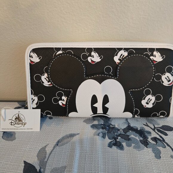 LARGE MICKEY MOUSE LOUNGEFLY WRISTLET WALLET - Picture 1 of 4